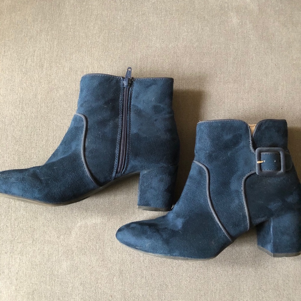 Women’s navy bootie size 9m